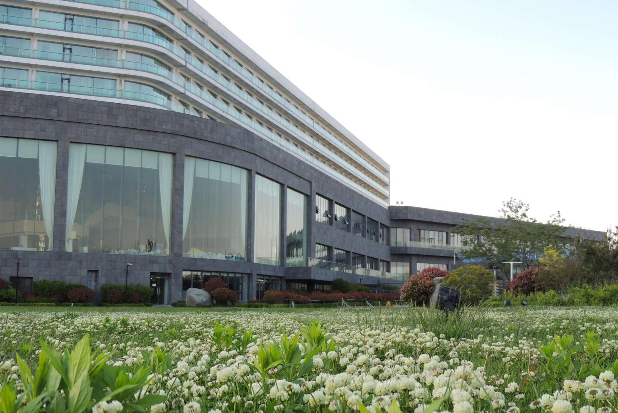 Wyndham Grand Qingdao Hotel Exterior photo