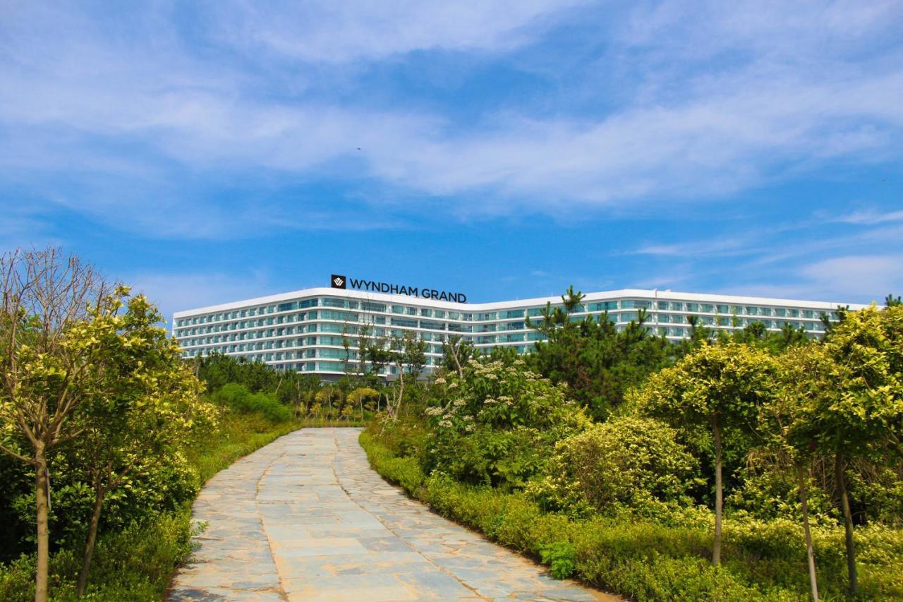 Wyndham Grand Qingdao Hotel Exterior photo